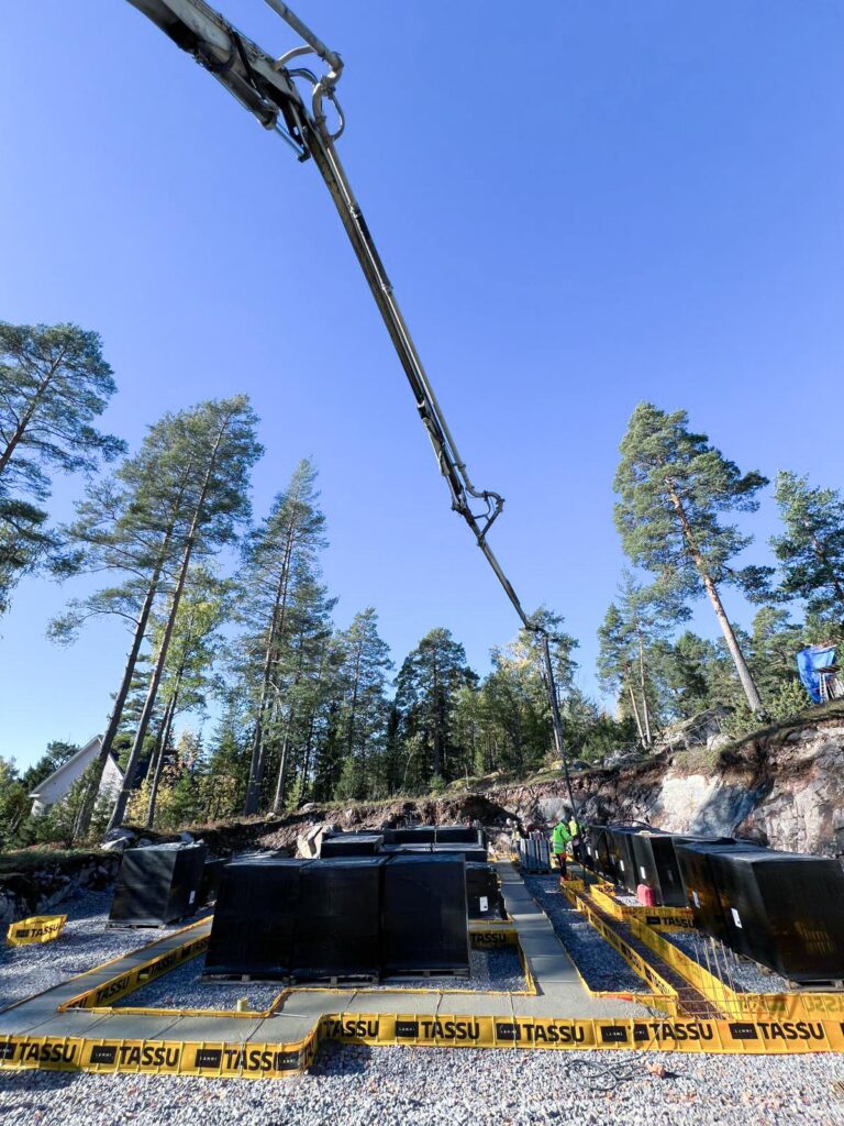 Asennuskoordinaattori Joonas Siparin kuva Lammi-Kivitalo työmaakäynniltä.